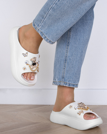 BIAŁE LEKKIE KLAPKI SANDAŁY Z OZDOBAMI LIRIZA