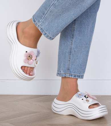 BIAŁE LEKKIE KLAPKI SANDAŁY Z OZDOBAMI MARIKA