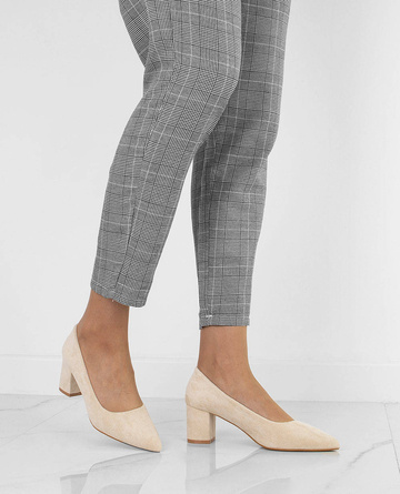 BEŻOWE ZAMSZOWE CZÓŁENKA NA SŁUPKU RADI