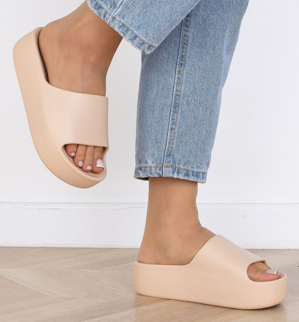 BEŻOWE DAMSKIE GUMOWE KLAPKI NA GRUBEJ PODESZWIE EMBAR 7