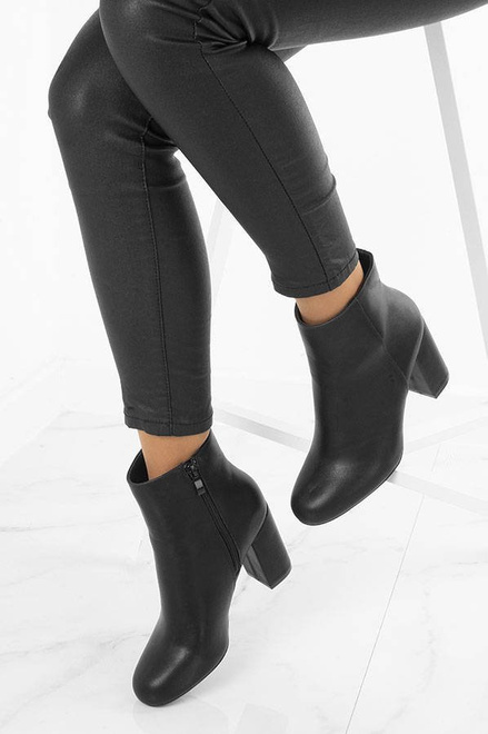 CZARNE SKÓRZANE BOTKI NA SŁUPKU MIRIAM