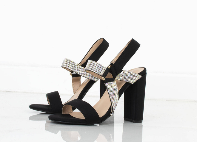 CZARNE SANDAŁY NA SŁUPKU Z CYRKONIAMI RIVA 2