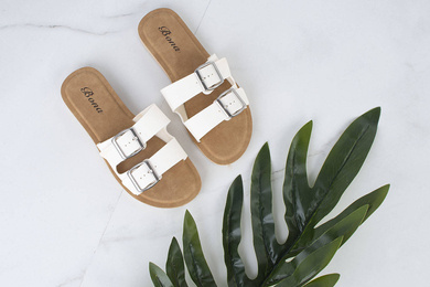 BIAŁE GUMOWE KLAPKI Z KLAMRAMI SARAI