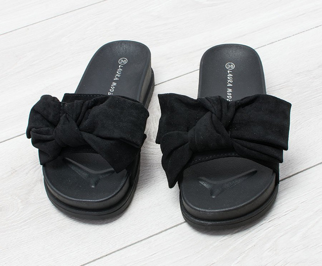 CZARNE GUMOWE KLAPKI  NA PLATFORMIE KOKARDA POPPY