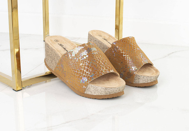 ZŁOTE KLAPKI ZAMSZOWE NA  PLATFORMIE FANKIE