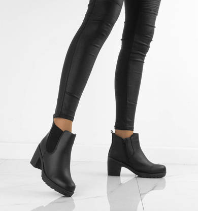 CZARNE BOTKI NA SŁUPKU Z GUMĄ CLAUDIA