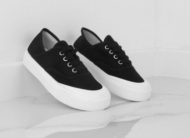 CZARNE TRAMPKI NA GRUBEJ PODESZWIE NOIR