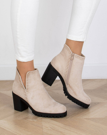 BEŻOWE BOTKI ZAMSZOWE NA SŁUPKU JUDIE