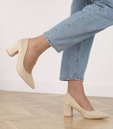 BEŻOWE CZÓŁENKA ZAMSZOWE NA SŁUPKU KLASYCZNE NETTY