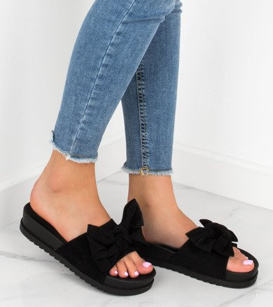 CZARNE GUMOWE KLAPKI  NA PLATFORMIE KOKARDA POPPY