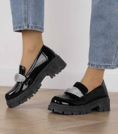 CZARNE MOKASYNY LAKIEROWANE ZE SREBRNĄ OZDOBĄ