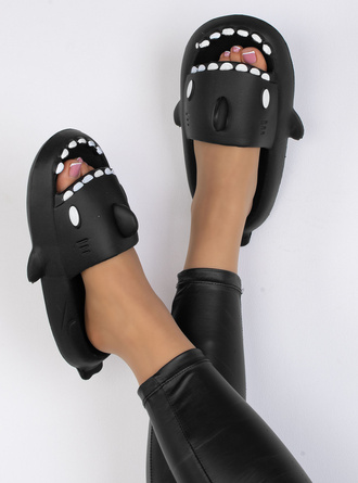 CZARNE DAMSKIE PIANKOWE KLAPKI NA GRUBEJ PODESZWIE BEBBO