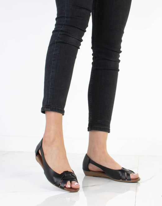 CZARNE SANDAŁY NA NISKIM KOTURNIE MILA 9