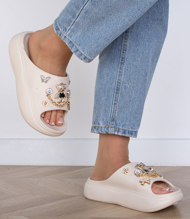 BEŻOWE LEKKIE KLAPKI SANDAŁY Z OZDOBAMI LIRIZA