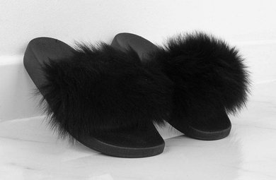 CZARNE GUMOWE KLAPKI Z NATURALNYM FUTERKIEM STILIN