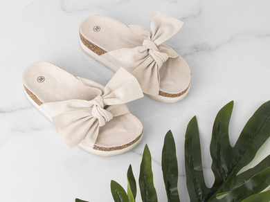 BEŻOWE  KLAPKI Z KOKARDĄ NA PLATFORMIE BASILE