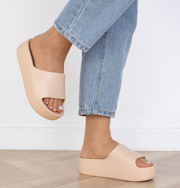 BEŻOWE DAMSKIE GUMOWE KLAPKI NA GRUBEJ PODESZWIE EMBAR