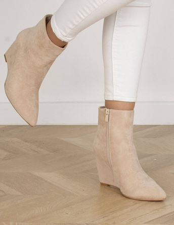 BEŻOWE ZAMSZOWE BOTKI NA KOTURNIE W SZPIC DEVON