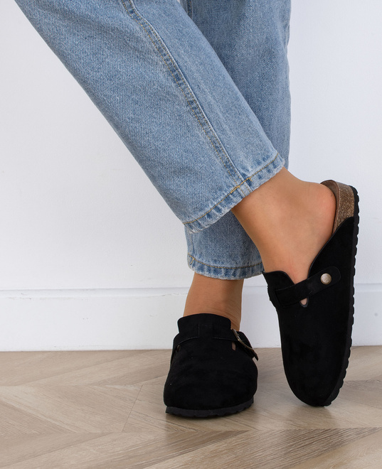 CZARNE KLAPKI Z KLAMRAMI ZAMSZOWE NA KORKU MOROKI 6