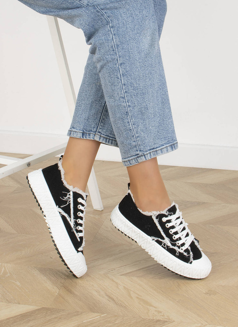 CZARNE TRAMPKI NA GRUBEJ PODESZWIE PETULA 7