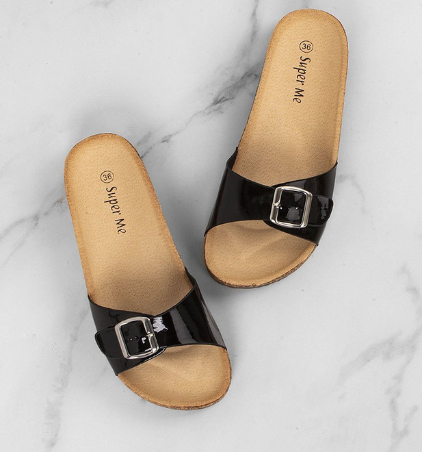 CZARNE LAKIEROWANE KLAPKI NA KORKU Z KLAMRĄ KLARISA 3