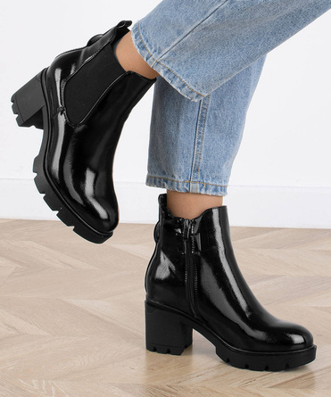 CZARNE BOTKI LAKIEROWANE NA SŁUPKU ZAMEK OZDOBA JAMIE