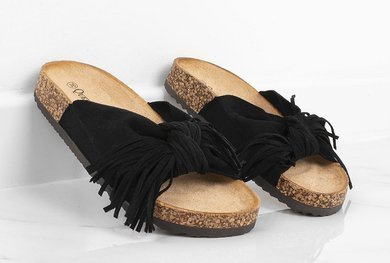 CZARNE ZAMSZOWE KLAPKI Z FRĘDZLAMI CELIA