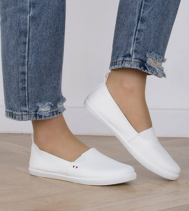 BIAŁE DAMSKIE TENISÓWKI CZESZKI WSUWANE SLIP ON