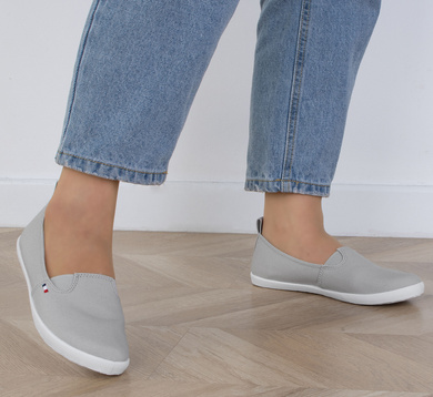 SZARE CZESZKI WSUWANE TENISÓWKI FLAGA TABI