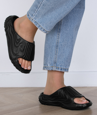 CZARNE DAMSKIE GUMOWE KLAPKI NA GRUBEJ PODESZWIE PERRI