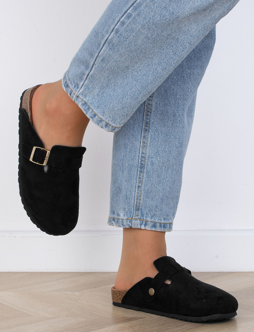 CZARNE KLAPKI Z KLAMRAMI ZAMSZOWE NA KORKU MOROKI