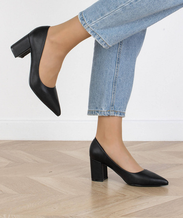 CZÓŁENKA SKÓRZANE CZARNE KLASYCZNE NA SŁUPKU W SZPIC LORET