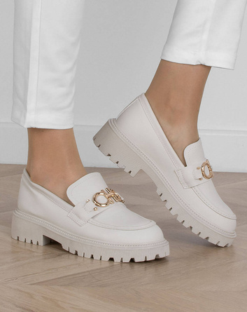 BEŻOWE MOKASYNY WSUWANE NA PLATFORMIE Z ŁAŃCUCHEM LARYSSA