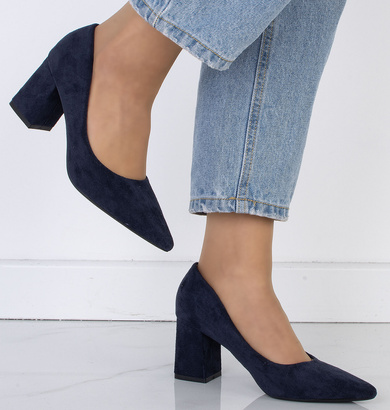 GRANATOWE CZÓŁENKA ZAMSZOWE NA SŁUPKU W SZPIC