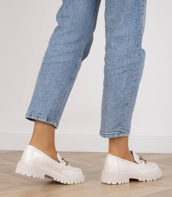 KREMOWE MOKASYNY LAKIEROWANE Z ŁAŃCUCHEM KARA 6