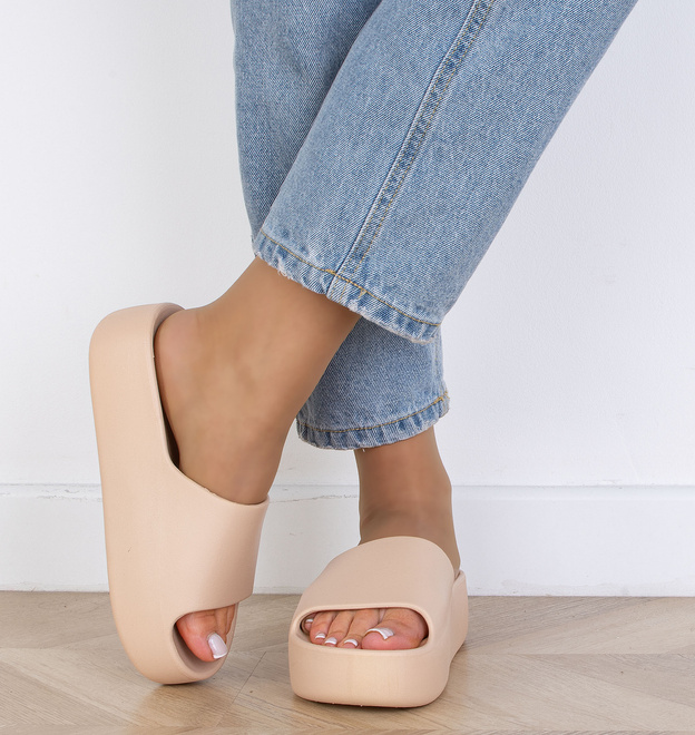 BEŻOWE DAMSKIE GUMOWE KLAPKI NA GRUBEJ PODESZWIE EMBAR 6