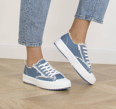 NIEBIESKIE TRAMPKI NA GRUBEJ PODESZWIE PETULA