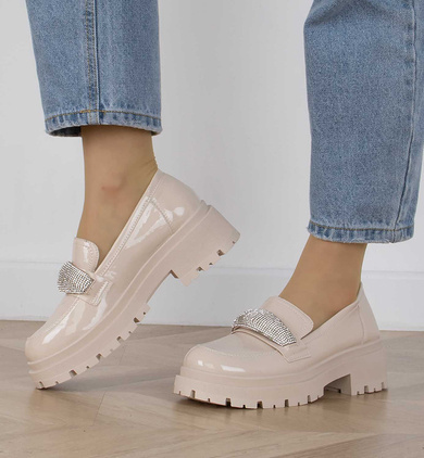 BEŻOWE MOKASYNY LAKIEROWANE ZE SREBRNĄ OZDOBĄ