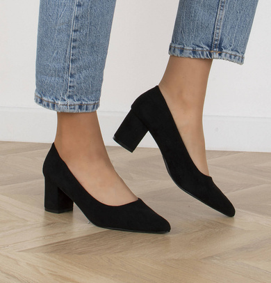 CZARNE ZAMSZOWE CZÓŁENKA NA SŁUPKU