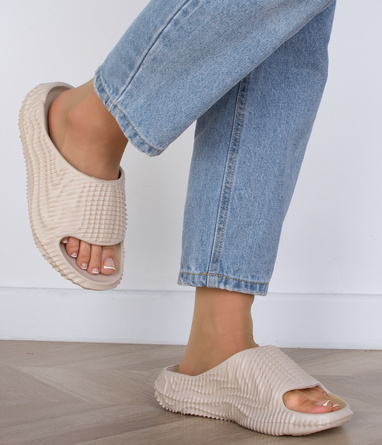 BEŻOWE DAMSKIE GUMOWE KLAPKI NA GRUBEJ PODESZWIE PERRI