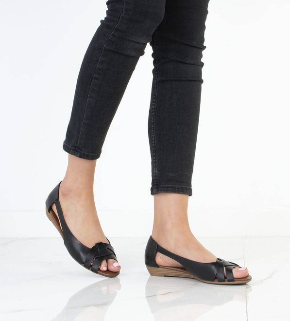 CZARNE SANDAŁY NA NISKIM KOTURNIE MILA 8