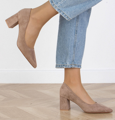 BEŻOWE CZÓŁENKA ZAMSZOWE NA SŁUPKU W SZPIC