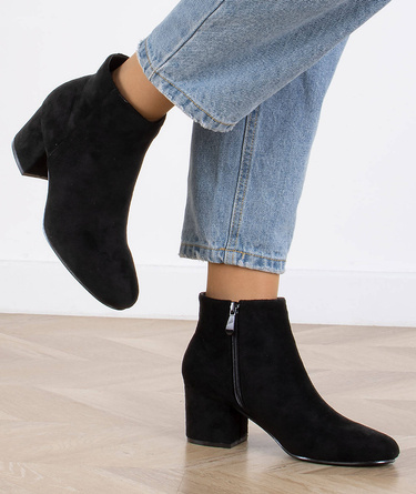 CZARNE BOTKI ZAMSZOWE NA SŁUPKU ZAMEK TASHA