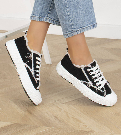 CZARNE TRAMPKI NA GRUBEJ PODESZWIE PETULA