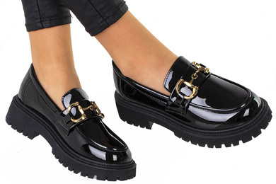 CZARNE MOKASYNY LAKIEROWANE Z ŁAŃCUCHEM KARA