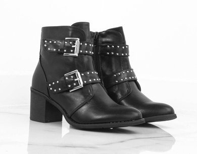 CZARNE OCIEPLANE BOTKI NA SŁUPKU KINIA