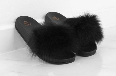 CZARNE GUMOWE KLAPKI Z NATURALNYM FUTERKIEM FURRIES