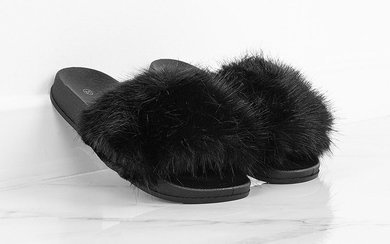 CZARNE GUMOWE KLAPKI Z FUTERKIEM FLUFFI