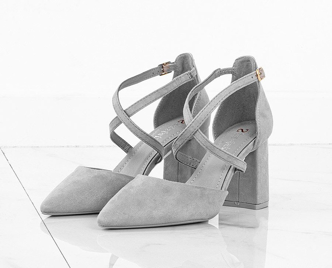 SZARE ZAMSZOWE CZÓŁENKA NA SŁUPKU W SZPIC IVO