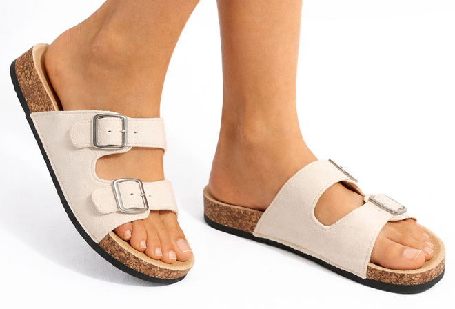 BEŻOWE KLAPKI Z KLAMRAMI ZAMSZOWE NA KORKU 2